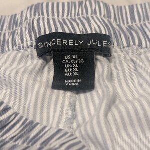 Size:XL (fits like a short Large)
Wide leg stripped linen pants